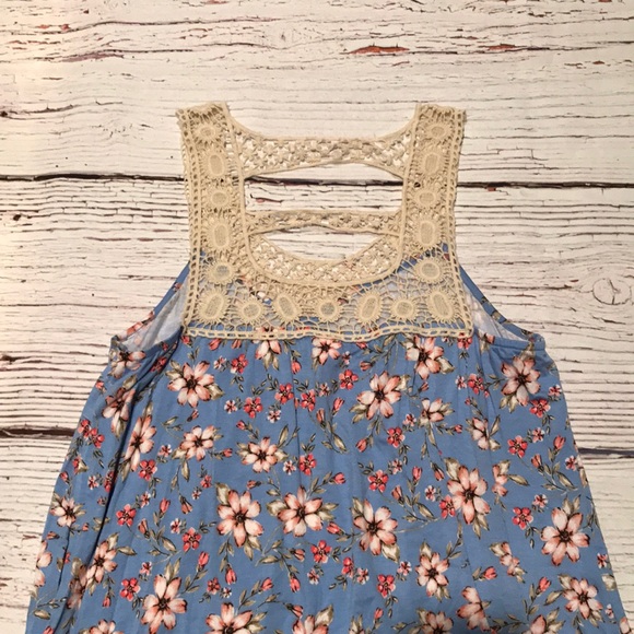 ⬇️ JUST REDUCED! ⬇️ Floral Top NWT!! 🌺 - Picture 3 of 5